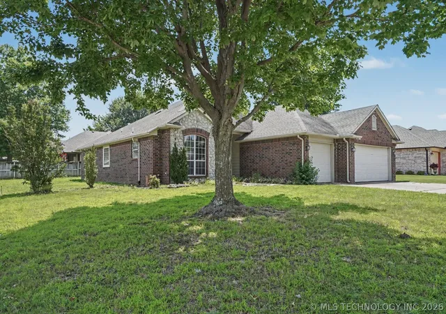 Photo 3 of Sale Pending at 201 W Charleston Pl, Broken Arrow, OK 74011 | MLS# 2624410 | Listing updated on 2026-09-23