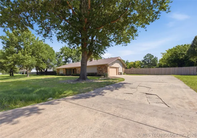 Photo 2 of Sale Pending at 10921 N 110th Eastavenue, Owasso, OK 74055 | MLS# 2624228 | Listing updated on 2026-09-06