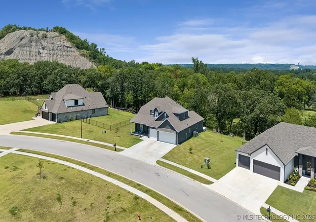 Photo 1 of Single family home for sale at 18983 Round Mountain Rd, Catoosa, OK 74015 | MLS# 2624465 | Listing updated on 2026-08-31