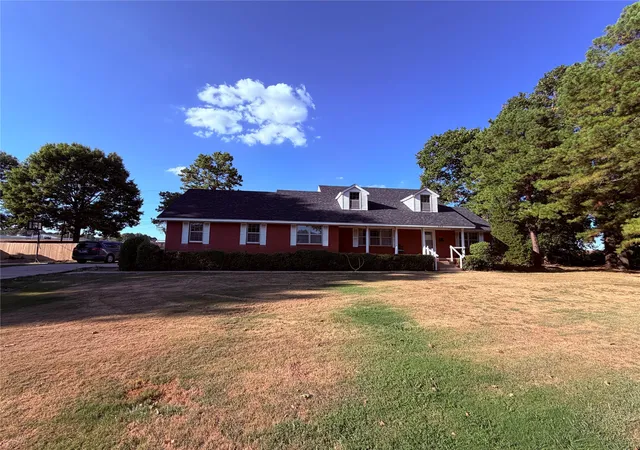 Photo 1 of Single family home for sale at 802 W Downing St, Tahlequah, OK 74464 | MLS# 2624449 | Listing updated on 2026-09-04