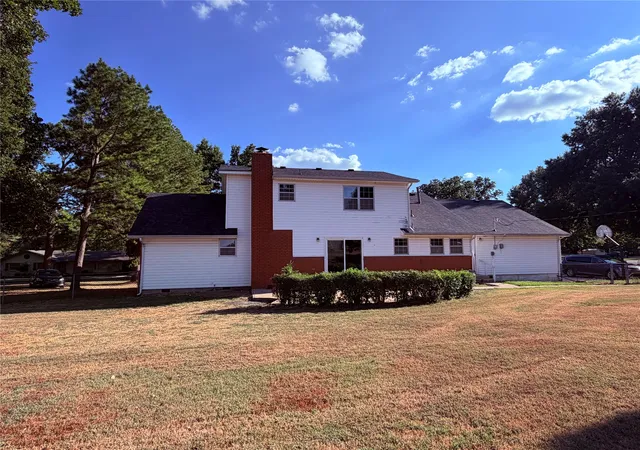 Photo 2 of Single family home for sale at 802 W Downing St, Tahlequah, OK 74464 | MLS# 2624449 | Listing updated on 2026-09-04