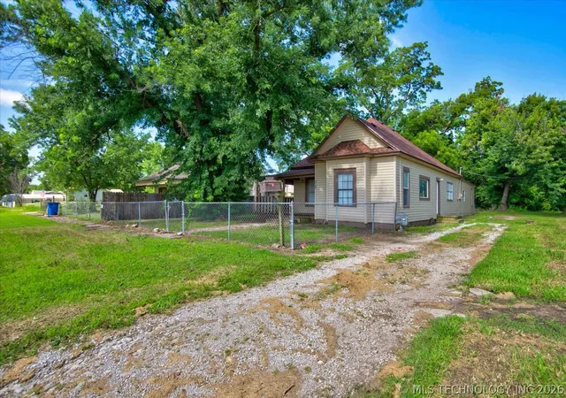 Photo 1 of Single family home for sale at 318 S Pecan St, Nowata, OK 74048 | MLS# 2624480 | Listing updated on 2026-09-24