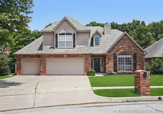 Photo 3 of Sale Pending at 107 S Yellowood Ave, Broken Arrow, OK 74012 | MLS# 2624477 | Listing updated on 2026-09-09