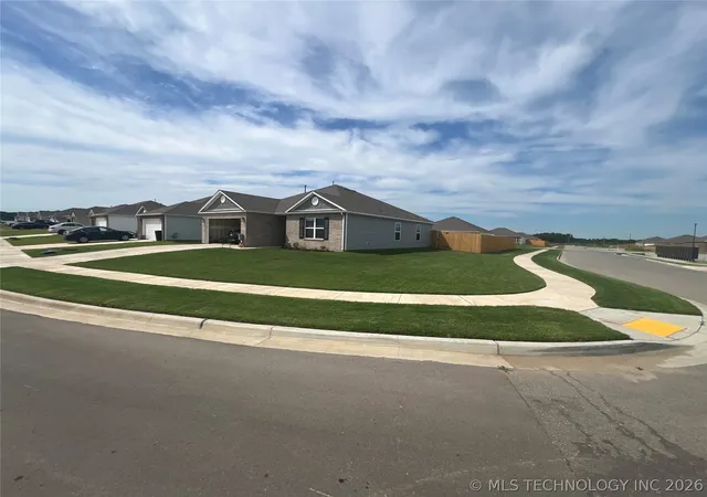 Photo 2 of Single family home for sale at 29325 E 79th Terrace S, Broken Arrow, OK 74014 | MLS# 2624611 | Listing updated on 2026-09-10