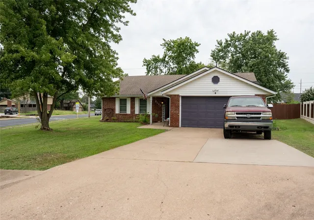 Photo 1 of Single family home for sale at 2101 Jefferson Pl, Bartlesville, OK 74006 | MLS# 2624621 | Listing updated on 2026-09-02