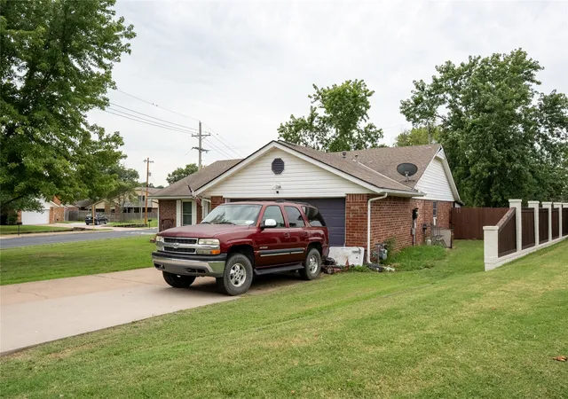 Photo 2 of Single family home for sale at 2101 Jefferson Pl, Bartlesville, OK 74006 | MLS# 2624621 | Listing updated on 2026-09-02
