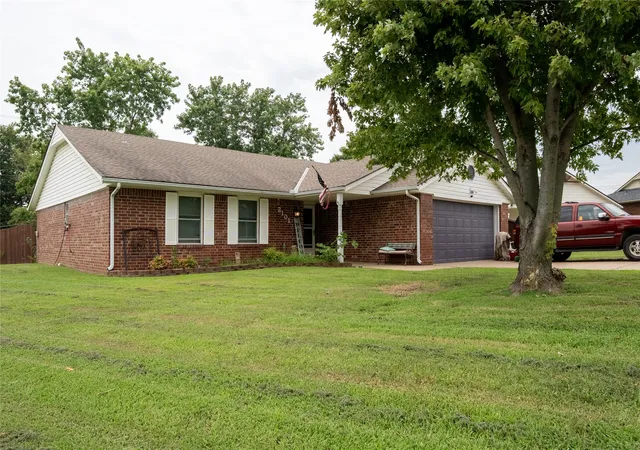 Photo 3 of Single family home for sale at 2101 Jefferson Pl, Bartlesville, OK 74006 | MLS# 2624621 | Listing updated on 2026-09-02