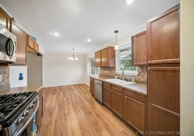 Photo 3 of Sale Pending at 3713 S Narcissus Ave, Broken Arrow, OK 74011 | MLS# 2624568 | Listing updated on 2026-09-14