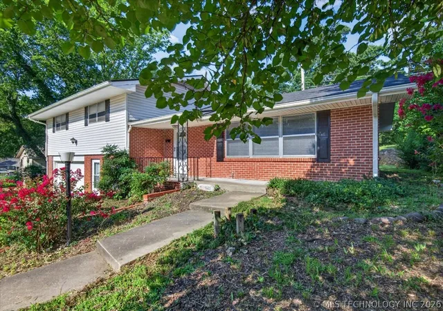Photo 2 of Single family home for sale at 833 Winding Way, Bartlesville, OK 74006 | MLS# 2624674 | Listing updated on 2026-09-13