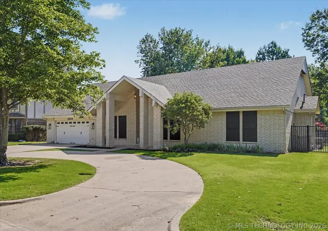 Photo 3 of Single family home for sale at 2504 Fort Davis Dr, Muskogee, OK 74403 | MLS# 2624774 | Listing updated on 2026-10-04