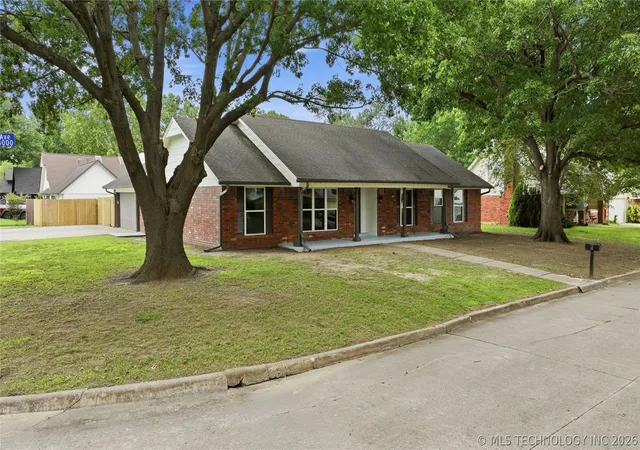 Photo 1 of Single family home for sale at 4001 S Maple Ave, Broken Arrow, OK 74011 | MLS# 2624809 | Listing updated on 2026-09-09