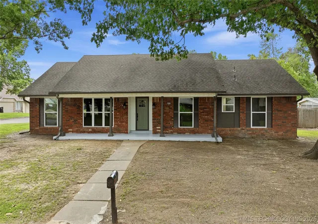 Photo 3 of Single family home for sale at 4001 S Maple Ave, Broken Arrow, OK 74011 | MLS# 2624809 | Listing updated on 2026-09-09