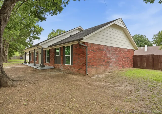 Photo 3 of Single family home for sale at 4001 S Maple Ave, Broken Arrow, OK 74011 | MLS# 2624809 | Listing updated on 2026-09-09