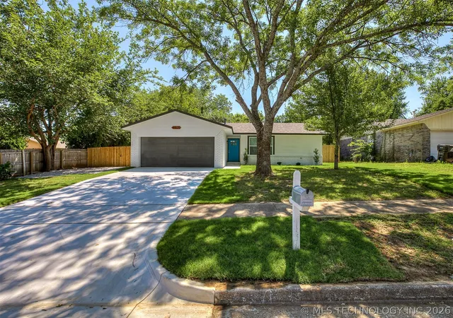 Photo 1 of Sale Pending at 4305 S 1st Place, Broken Arrow, OK 74011 | MLS# 2624867 | Listing updated on 2026-09-25