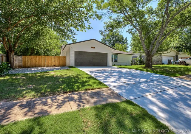 Photo 4 of Sale Pending at 4305 S 1st Place, Broken Arrow, OK 74011 | MLS# 2624867 | Listing updated on 2026-09-25