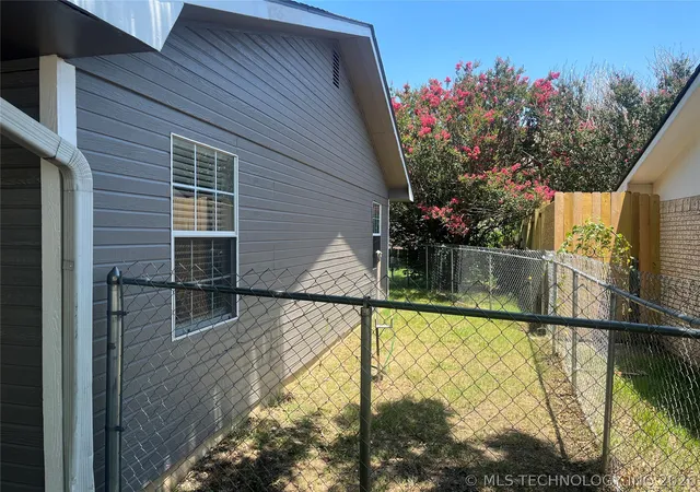 Photo 4 of Single family home for sale at 206 N Sunset, Madill, OK 73446 | MLS# 2625171 | Listing updated on 2026-09-29