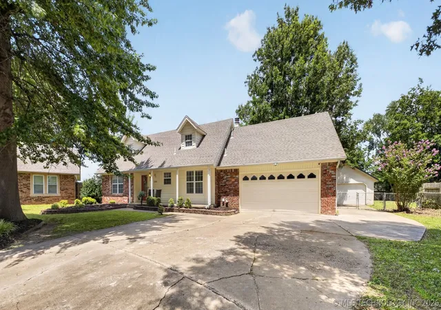 Photo 2 of Single family home for sale at 1102 W 20th Street, Claremore, OK 74017 | MLS# 2624559 | Listing updated on 2026-09-02