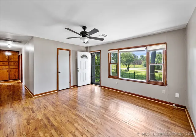 Photo 3 of Single family home for sale at 800 Nw 2nd Street, Wagoner, OK 74467 | MLS# 2625210 | Listing updated on 2026-09-14