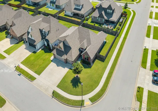 Photo 2 of Single family home for sale at 824 N 88th Street, Broken Arrow, OK 74014 | MLS# 2625055 | Listing updated on 2026-09-14