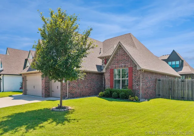 Photo 3 of Single family home for sale at 824 N 88th Street, Broken Arrow, OK 74014 | MLS# 2625055 | Listing updated on 2026-09-14