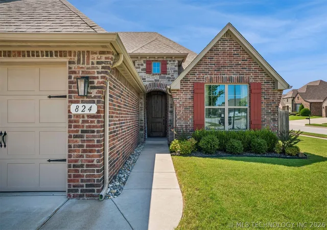 Photo 4 of Single family home for sale at 824 N 88th Street, Broken Arrow, OK 74014 | MLS# 2625055 | Listing updated on 2026-09-14