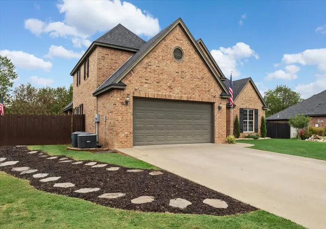 Photo 3 of Single family home for sale at 1002 Beretta Blvd, Durant, OK 74701 | MLS# 2625230 | Listing updated on 2026-09-14