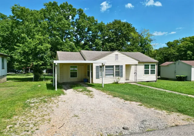 Photo 3 of Single family home for sale at 1002 S Highland, Ada, OK 74820 | MLS# 2624567 | Listing updated on 2026-08-31