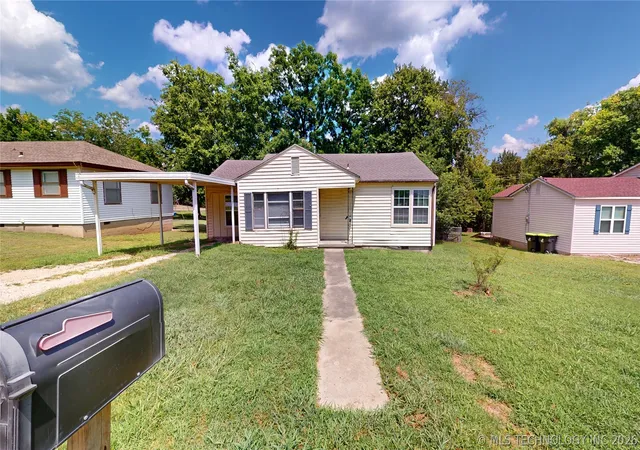 Photo 3 of Single family home for sale at 1002 S Highland, Ada, OK 74820 | MLS# 2624567 | Listing updated on 2026-10-07