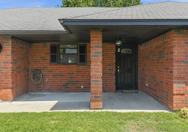Photo 2 of Single family home for sale at 1604 Southern Hills, Ardmore, OK 73401 | MLS# 2624885 | Listing updated on 2026-08-31