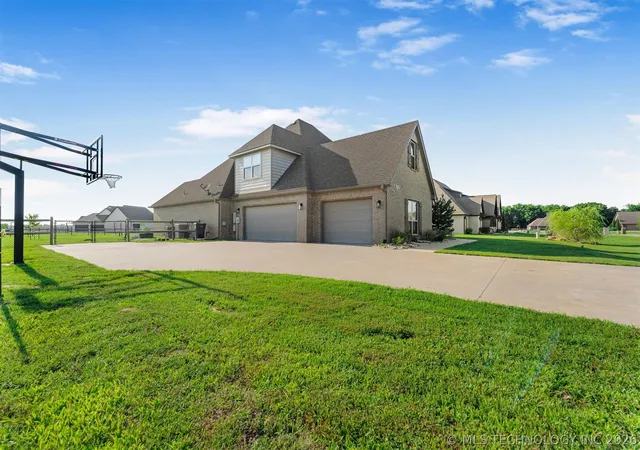 Photo 3 of Single family home for sale at 8220 N 154th Avenue E, Owasso, OK 74055 | MLS# 2625308 | Listing updated on 2026-09-05