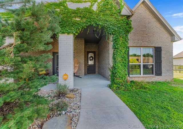 Photo 4 of Single family home for sale at 8220 N 154th Avenue E, Owasso, OK 74055 | MLS# 2625308 | Listing updated on 2026-09-05