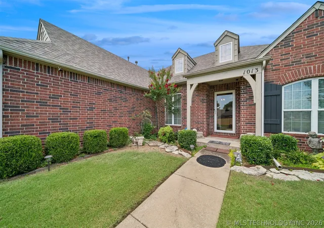 Photo 3 of Single family home for sale at 1013 Midway Rd, Claremore, OK 74019 | MLS# 2625299 | Listing updated on 2026-09-01