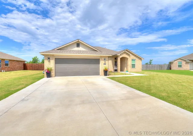 Photo 2 of Single family home for sale at 14956 S Oak St, Glenpool, OK 74033 | MLS# 2618683 | Listing updated on 2026-08-31