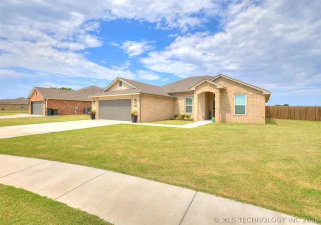 Photo 3 of Single family home for sale at 14956 S Oak St, Glenpool, OK 74033 | MLS# 2618683 | Listing updated on 2026-08-31