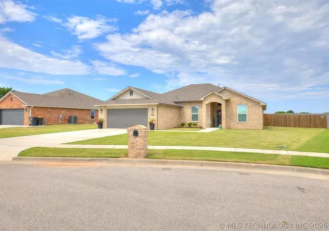 Photo 3 of Single family home for sale at 14956 S Oak St, Glenpool, OK 74033 | MLS# 2618683 | Listing updated on 2026-08-31