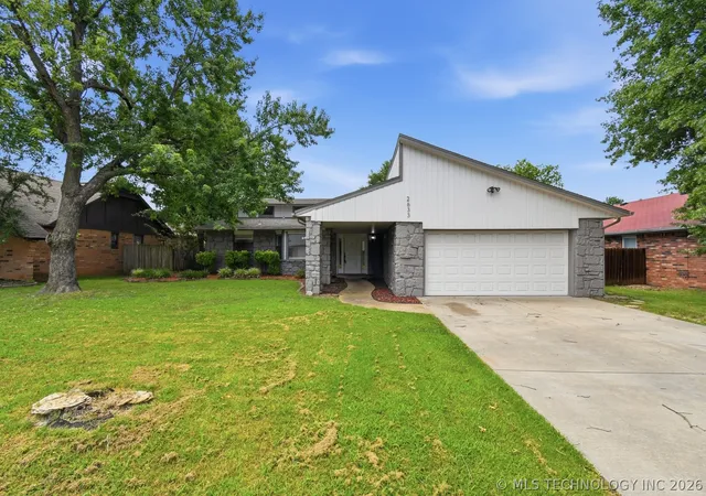 Photo 1 of Single family home for sale at 2633 W Dallas St, Broken Arrow, OK 74012 | MLS# 2625320 | Listing updated on 2026-09-08