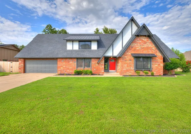 Photo 2 of Single family home for sale at 826 Lynwood Ln, Broken Arrow, OK 74011 | MLS# 2623484 | Listing updated on 2026-09-03