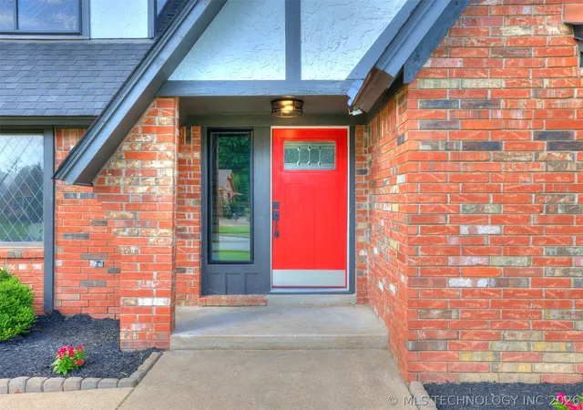 Photo 3 of Single family home for sale at 826 Lynwood Ln, Broken Arrow, OK 74011 | MLS# 2623484 | Listing updated on 2026-09-03
