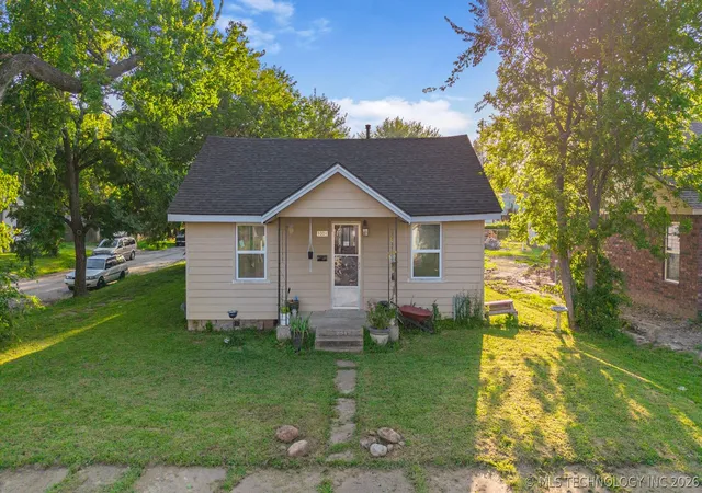 Single family home for sale at 1001 N Choctaw St, Dewey, OK 74029 | MLS# 2625279