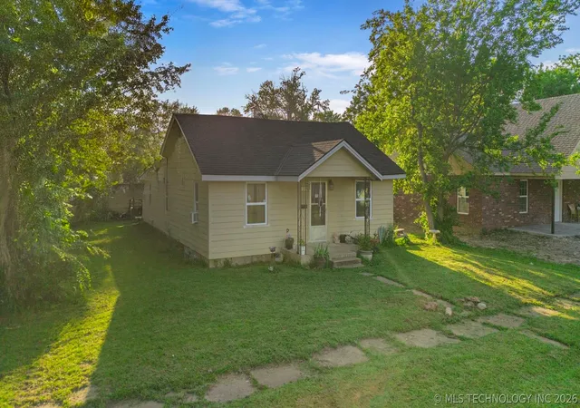 Photo 2 of Single family home for sale at 1001 N Choctaw St, Dewey, OK 74029 | MLS# 2625279 | Listing updated on 2026-08-30