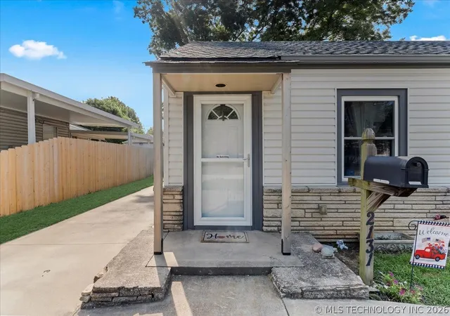 Photo 4 of Single family home for sale at 2131 S Oswego Ave, Tulsa, OK 74114 | MLS# 2625513 | Listing updated on 2026-09-14
