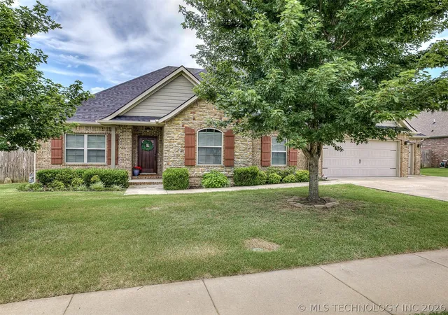 Photo 2 of Single family home for sale at 5507 Nottingham Pl, Bartlesville, OK 74006 | MLS# 2623691 | Listing updated on 2026-08-31