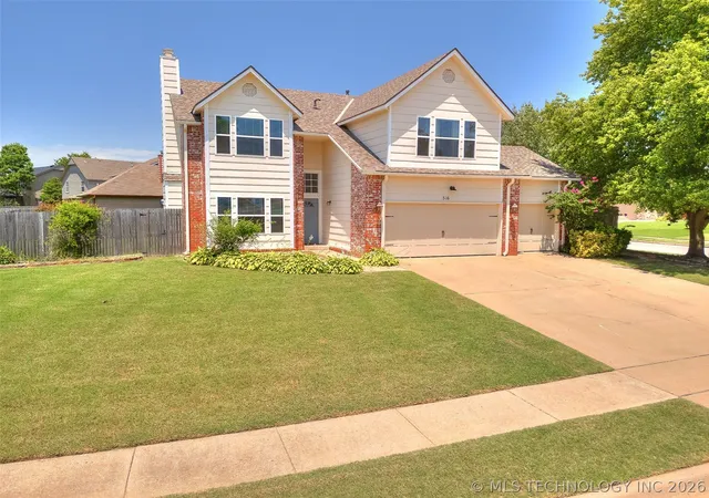 Photo 1 of Single family home for sale at 516 S Laurel Ave, Broken Arrow, OK 74012 | MLS# 2625582 | Listing updated on 2026-09-14