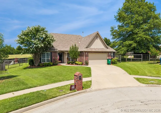 Photo 2 of Single family home for sale at 8509 N 100th Eastavenue, Owasso, OK 74055 | MLS# 2625666 | Listing updated on 2026-09-10