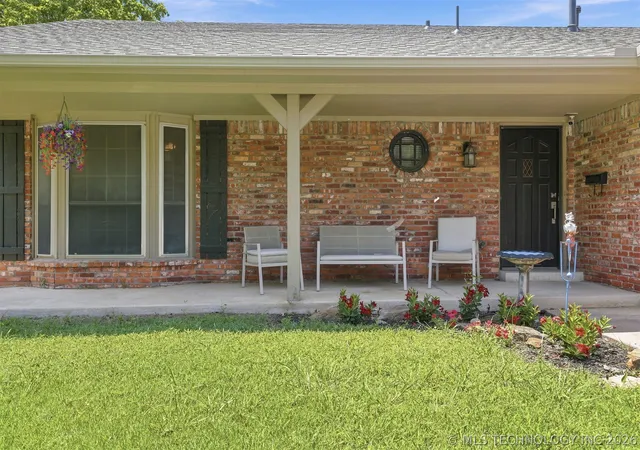 Photo 3 of Sale Pending at 3852 S 98th Eastavenue, Tulsa, OK 74146 | MLS# 2625663 | Listing updated on 2026-09-18