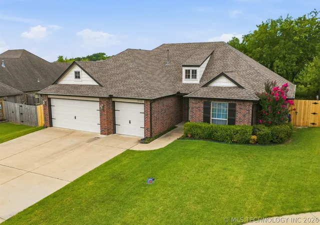 Photo 2 of Sale Pending at 8426 N 76th Eastavenue, Owasso, OK 74055 | MLS# 2625839 | Listing updated on 2026-10-06