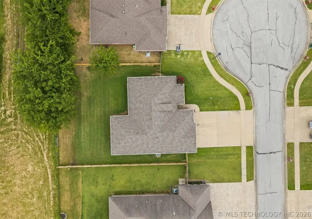 Photo 3 of Sale Pending at 8426 N 76th Eastavenue, Owasso, OK 74055 | MLS# 2625839 | Listing updated on 2026-10-06