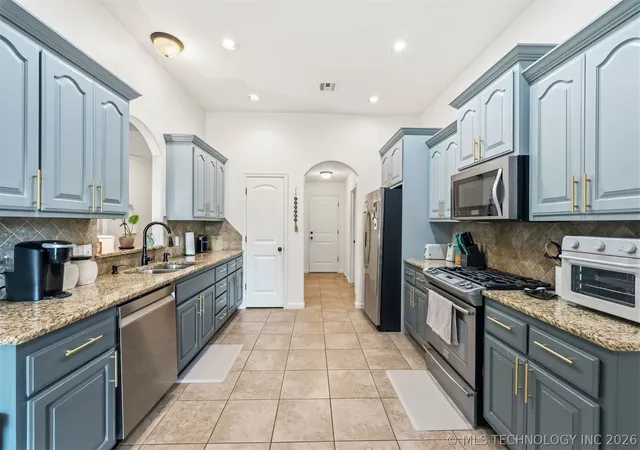 Photo 4 of Sale Pending at 8426 N 76th Eastavenue, Owasso, OK 74055 | MLS# 2625839 | Listing updated on 2026-10-06