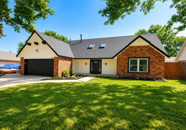 Photo 2 of Sale Pending at 304 W Albuquerque St S, Broken Arrow, OK 74011 | MLS# 2625857 | Listing updated on 2026-08-31