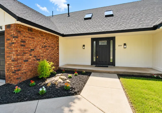 Photo 3 of Sale Pending at 304 W Albuquerque St S, Broken Arrow, OK 74011 | MLS# 2625857 | Listing updated on 2026-08-31
